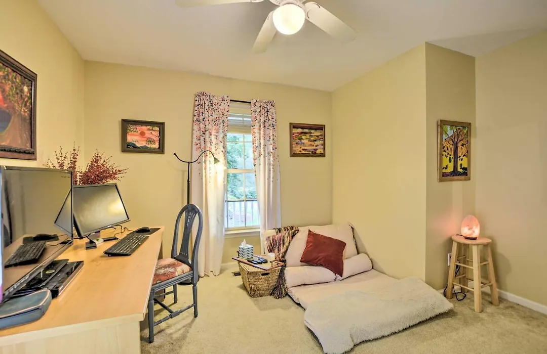 Cottage Garden Home With Screened Patio And Yard!-1