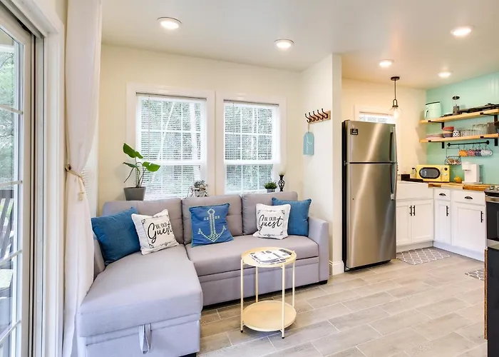 Cozy Cottage: Minutes To Downtown Southport!