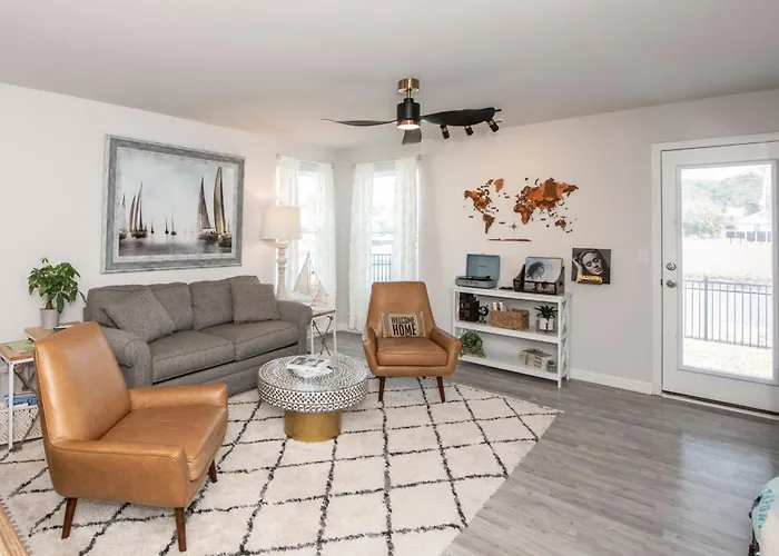 Cozy Coastal Home Near Beaches, Shops, Restaurants Southport