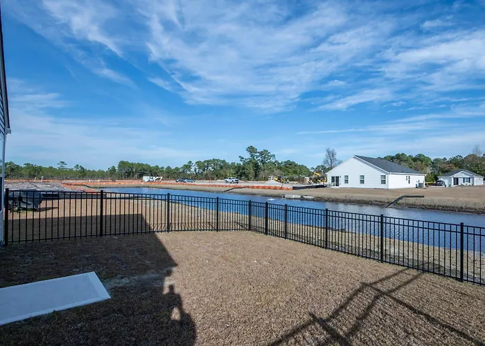Cozy Coastal Home Near Beaches, Shops, Restaurants Southport